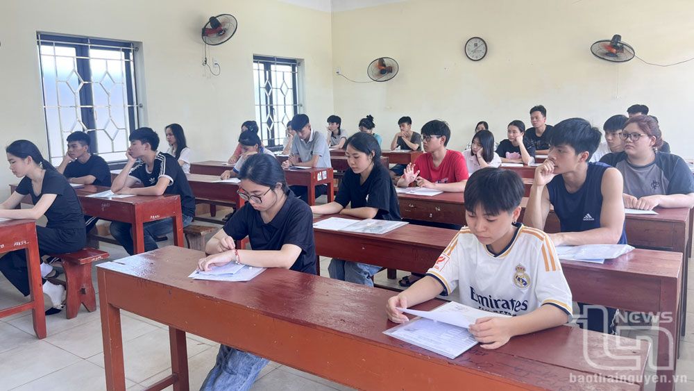 Thí sinh trước giờ làm bài thi tại Kỳ thi tốt nghiệp THPT 2025.