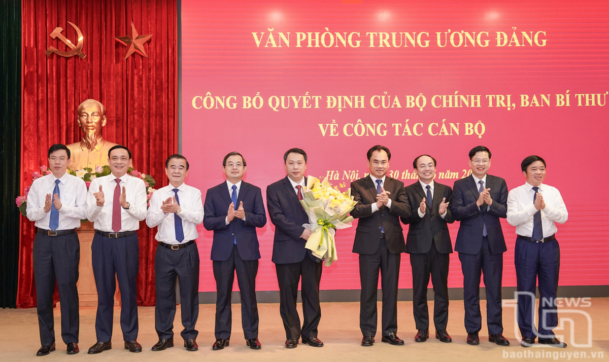 Các đồng chí lãnh đạo tỉnh Thái Nguyên chúc mừng đồng chí Nguyễn Huy Dũng.