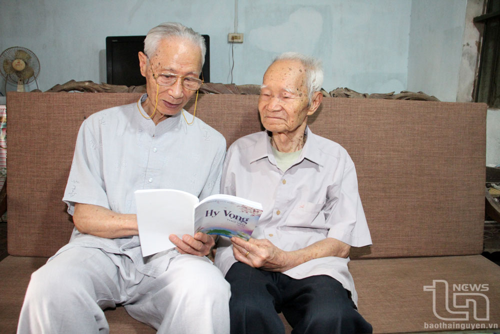 Ông Nguyễn Huy Khôi trò chuyện với người bạn cao tuổi của mình về tập thơ ông mới sáng tác.