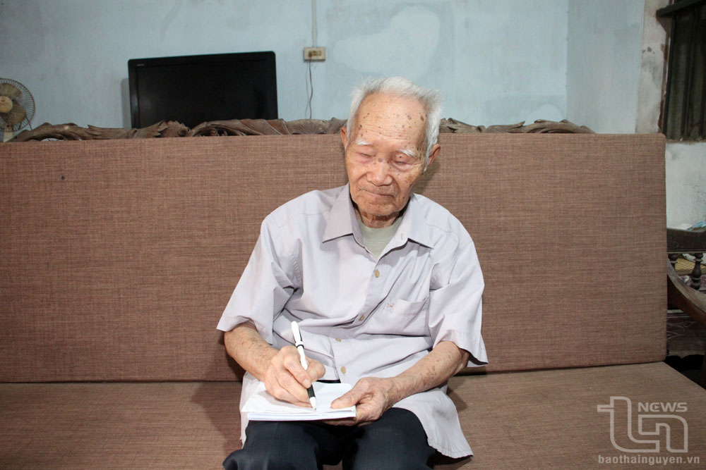 Ở tuổi 93, ông Nguyễn Huy Khôi vẫn khỏe mạnh, minh mẫn và yêu thích công việc viết lách.