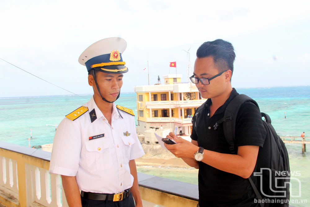Nhà báo Nguyên Ngọc tác nghiệp tại đảo Trường Sa.