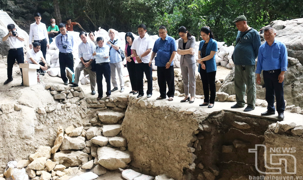 Ông Nguyễn Đình Hưng (ngoài cùng bên phải) trong chuyến công tác tại Di chỉ khảo cổ học Mái đá Ngườm Thần Sa (Võ Nhai).