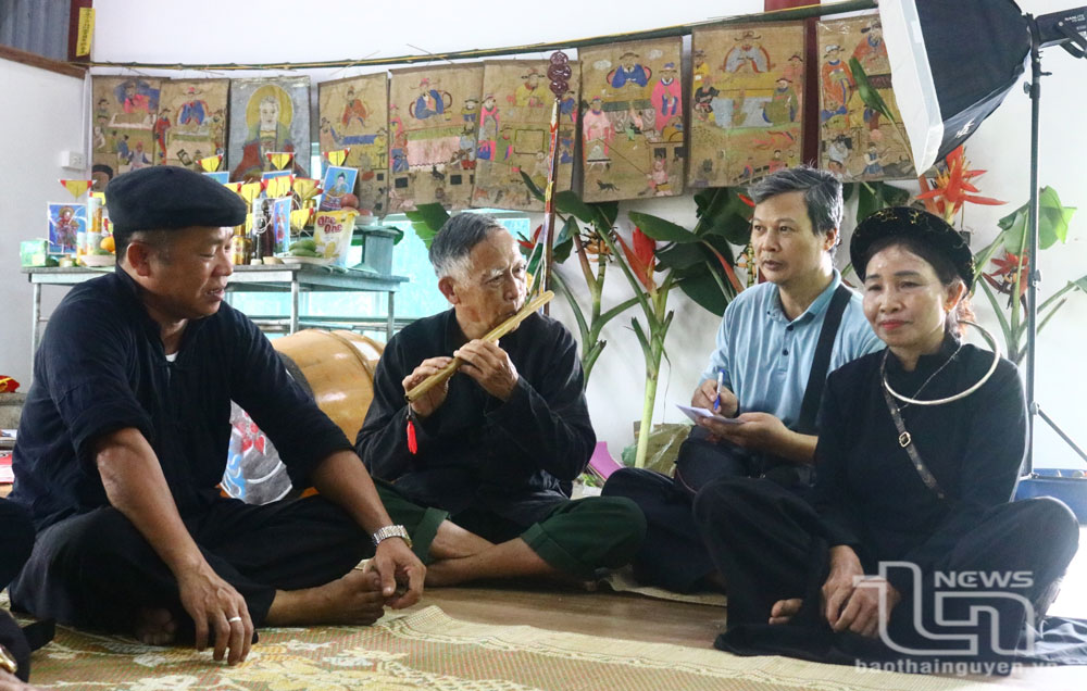 Nhà báo Phạm Ngọc Chuẩn trong một lần tác nghiệp tại vùng dân tộc thiểu số của tỉnh.