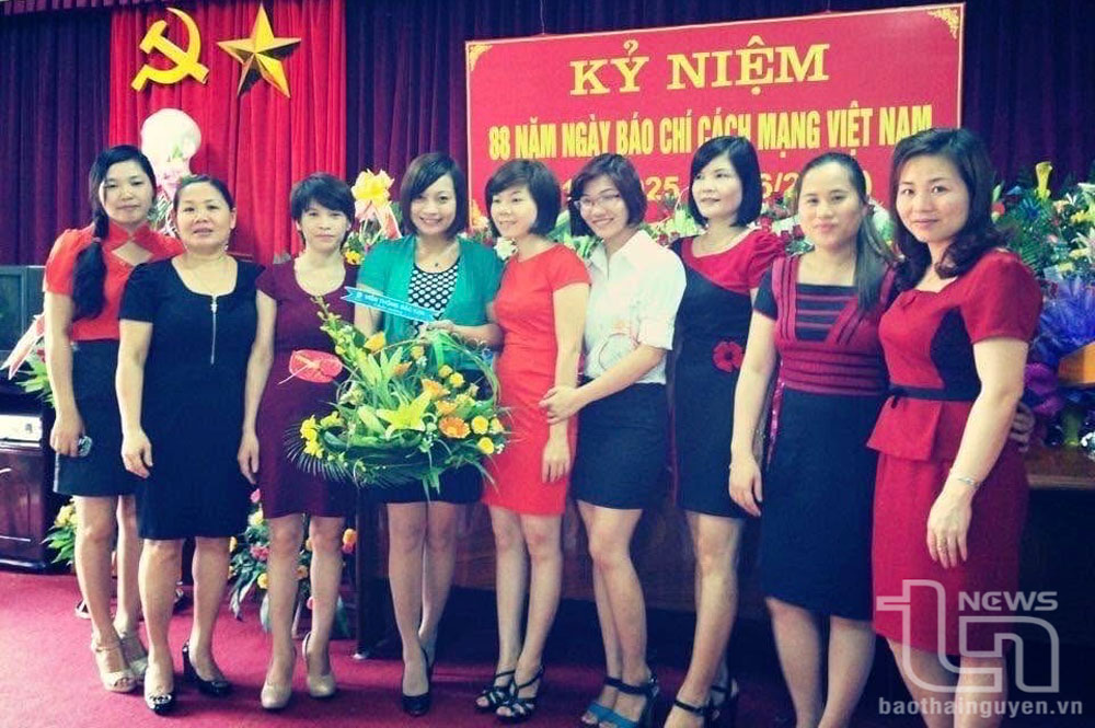 Tác giả (ngoài cùng bên phải) cùng đồng nghiệp Báo Bắc Kạn trong Lễ kỷ niệm 88 năm ngày Báo Chí Cách Mạng Việt Nam .