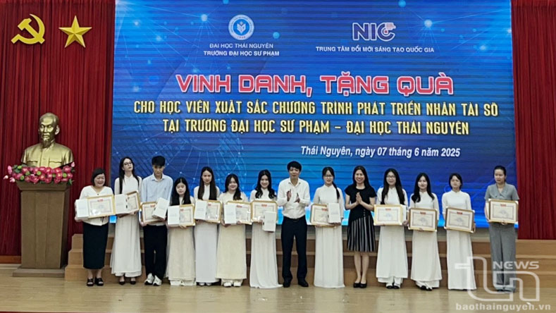 Khen thưởng 12 cá nhân xuất sắc trong Chương trình phát triển nhân tài số