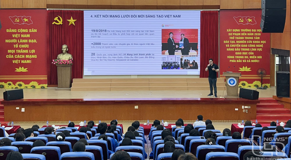 Cán bộ Trung tâm Đổi mới sáng tạo quốc gia (NIC) giới thiệu một số chương trình đào tạo với cán bộ, giảng viên và sinh viên Trường Đại học Sư phạm Thái Nguyên.
