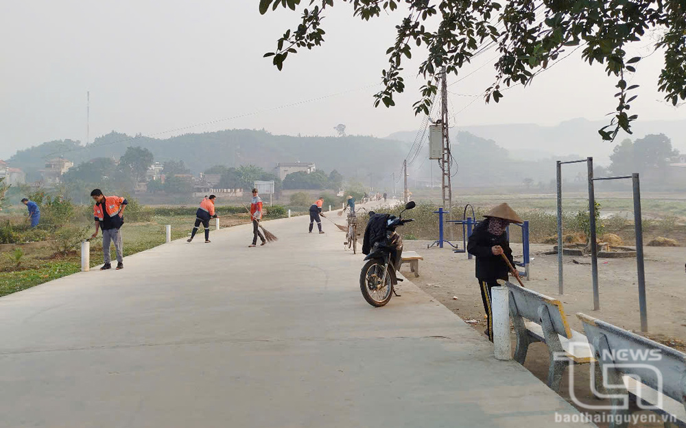 Hưởng ứng Chương trình xây dựng nông thôn mới kiểu mẫu, người dân xã Hà Thượng (Đại Từ) không chỉ đóng góp kinh phí mở rộng, cứng hóa đường giao thông, mà còn tích cực góp công để các tuyến đường quê trở nên xanh, sạch, đẹp.