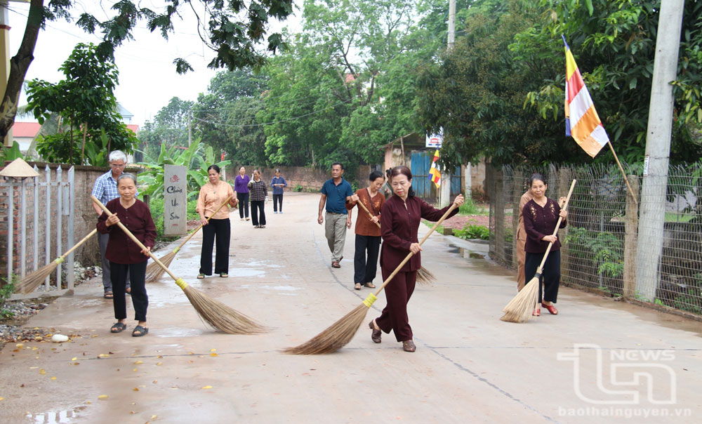 Tại các khu dân cư, hoạt động vệ sinh đường làng, ngõ xóm được thực hiện hằng tuần, hằng tháng.