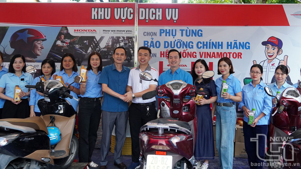 Tại Công ty CP Nước sạch Thái Nguyên (TP. Thái Nguyên), nhiều đoàn viên, người lao động được tặng dầu và thay dầu xe miễn phí.