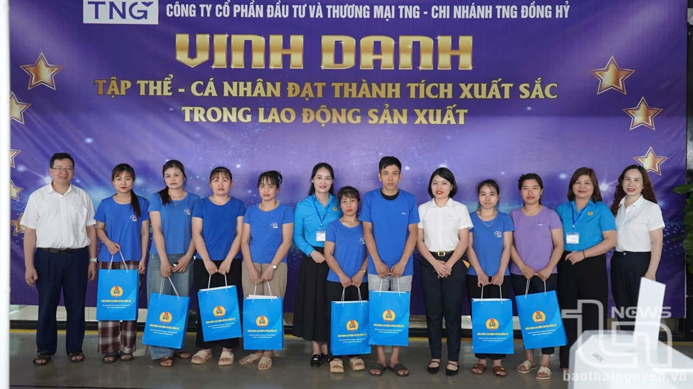 Công ty CP Đầu tư và Thương mại TNG - Chi nhánh TNG Đồng Hỷ và Liên đoàn Lao động huyện Đồng Hỷ tặng quà người lao động có hoàn cảnh khó khăn.