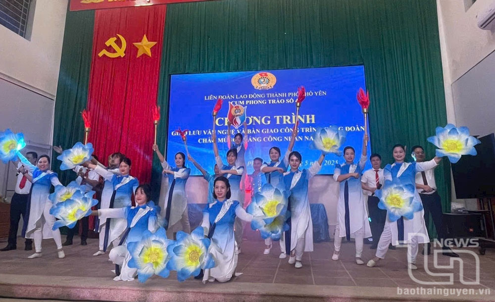 Những chương trình biểu diễn văn nghệ đã tạo nên không khí vui tươi, gắn kết, mang lại tinh thần phấn chấn cho người lao động sau những giờ làm việc vất vả.