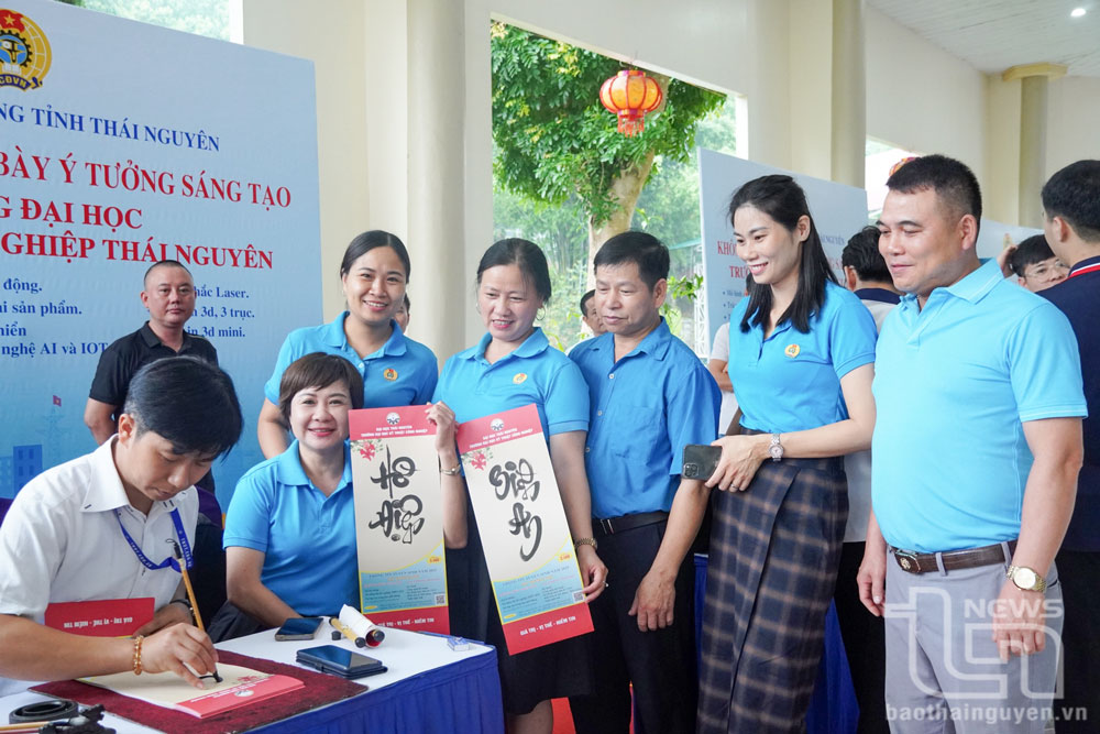 Đông đảo đoàn viên, người lao động hào hứng xin chữ trong khuôn khổ chương trình tổng kết Tháng Công nhân.