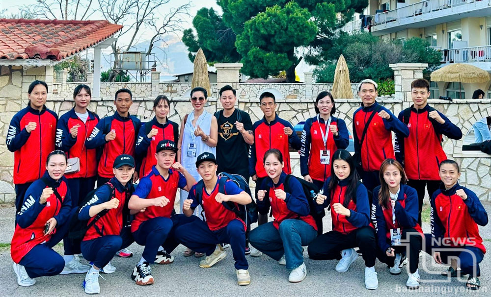 Trần Thị Ánh Tuyết (hàng trước, thứ tư từ trái vào) cùng các huấn luyện viên và vận động viên đội tuyển quốc gia.