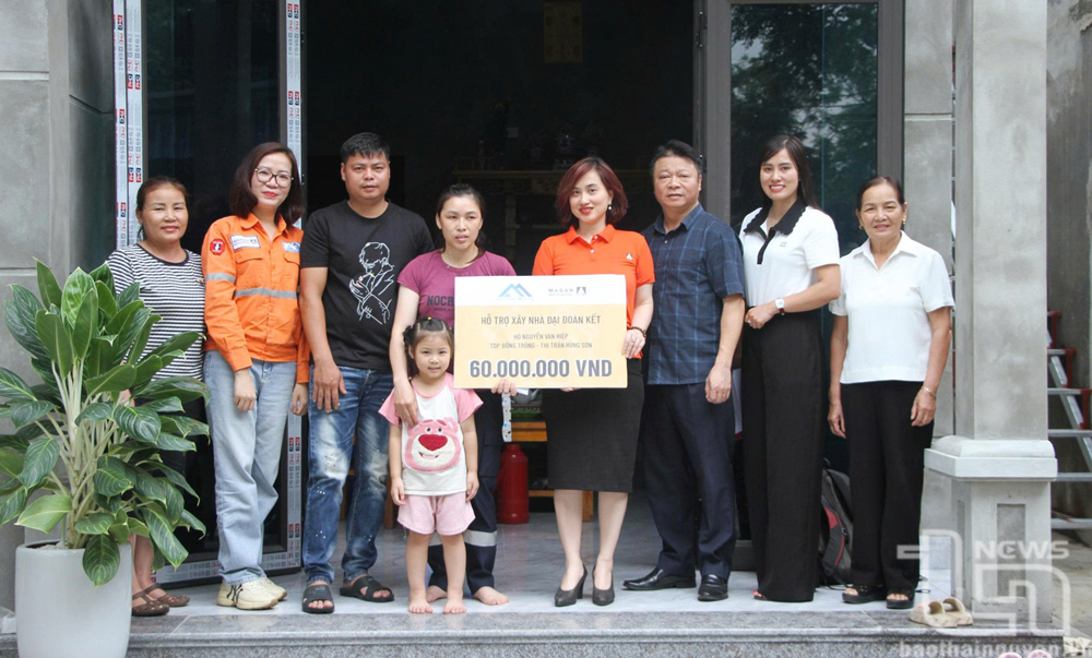 Đại diện Công ty Núi Pháo trao hỗ trợ 60 triệu đồng cho gia đình anh Hiệp.