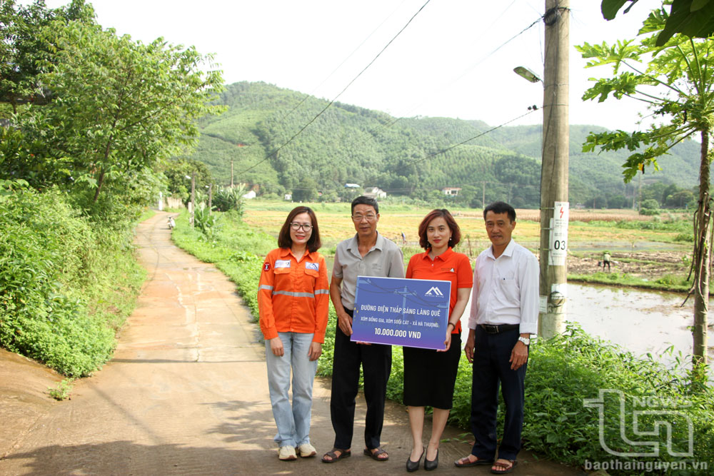 Đại diện Công ty Núi Pháo trao hỗ trợ công trình đường điện tại xã Hà Thượng.