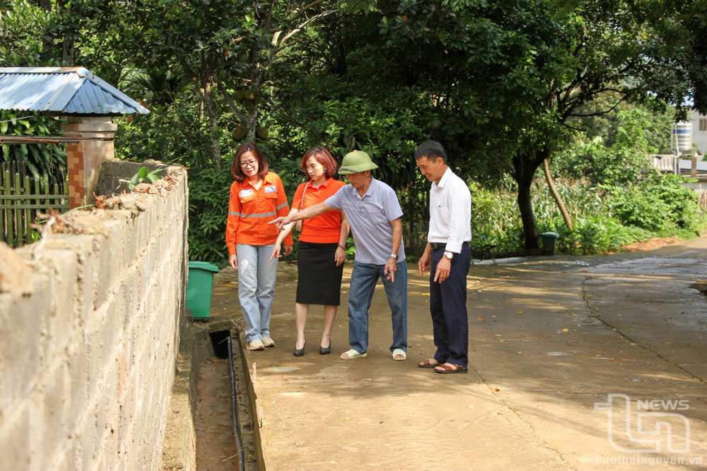 Kiểm tra thực địa tuyến mương thoát nước tại xóm Khuôn Lình, xã Hà Thượng.