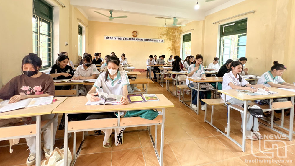 Học sinh lớp 12, Trường THPT Trần Phú, ôn tập chuẩn bị cho Kỳ thi tốt nghiệp THPT năm 2025.