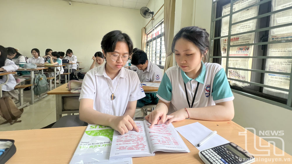 Học sinh lớp 12, Trường THPT Chu Văn An, tập trung ôn tập trước Kỳ thi tốt nghiệp THPT năm 2025.