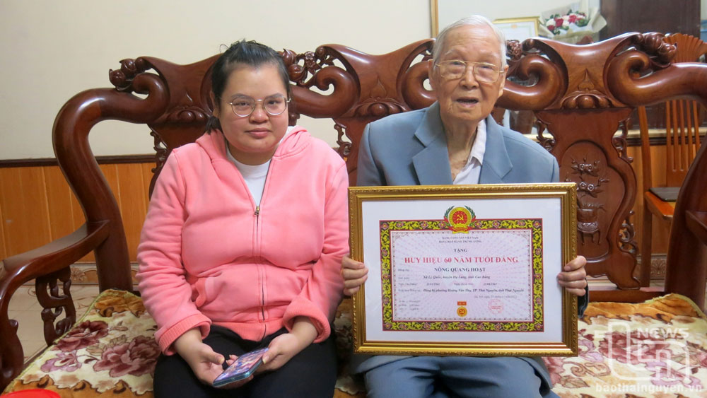 Nhà báo Nông Quang Hoạt hạnh phúc trong ngày nhận Huy hiệu 60 năm tuổi Đảng (tháng 11-2021).