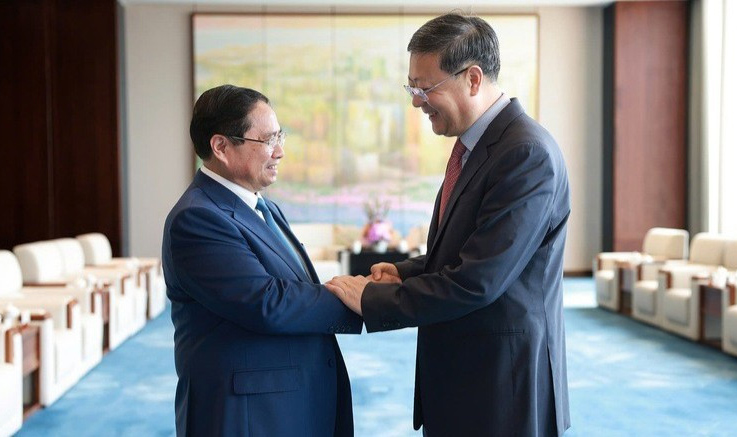 Bí thư Thành ủy Thượng Hải Trần Cát Ninh đón Thủ tướng Phạm Minh Chính thăm Thượng Hải. (Ảnh: VGP/Nhật Bắc)