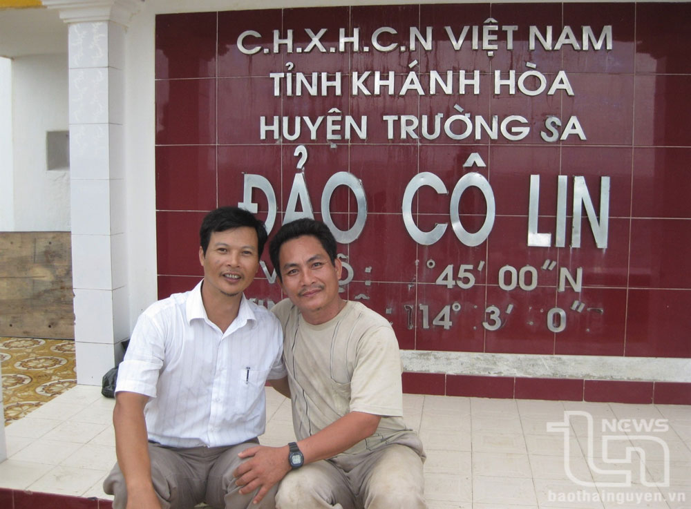 Nhà báo Phạm Ngọc Chuẩn (bên trái) tại đảo Cô Lin.