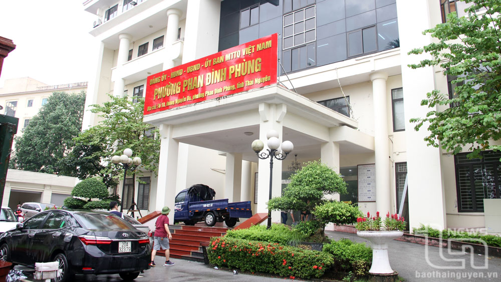 Trụ sở phường Phan Đình Phùng (mới), tại số 10, đường Nguyễn Du được sửa chữa lại, trên cơ sở tận dụng cơ sở vật chất của UBND TP. Thái Nguyên trước đây.
