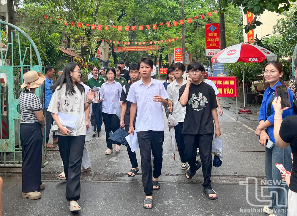 Các thí sinh tại Hội đồng coi thi Trường THPT Lương Ngọc Quyến hoàn thành bài thi, tại Kỳ thi vào lớp 10, năm học 2025-2026.