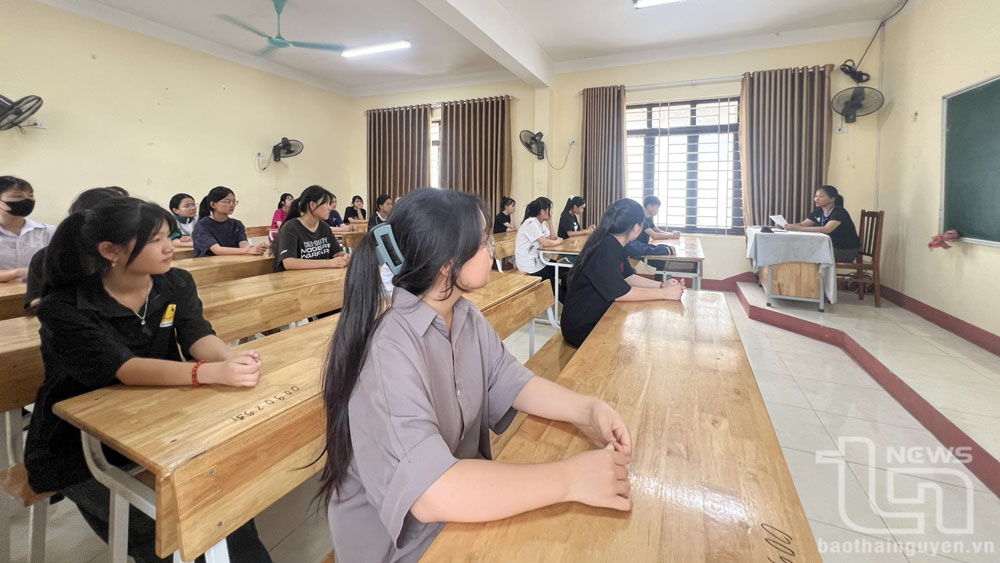 Các thí sinh tại Hội đồng coi thi Trường THPT Đồng Hỷ nghe giám thị phổ biến quy chế thi.