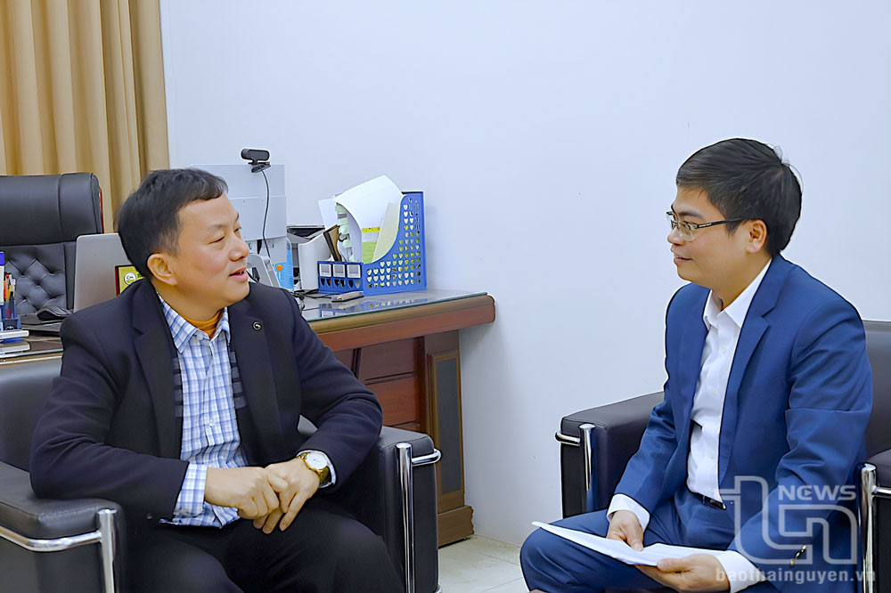 Nhà báo Quốc Tuân phỏng vấn PGS. TS Hà Duy Trường.