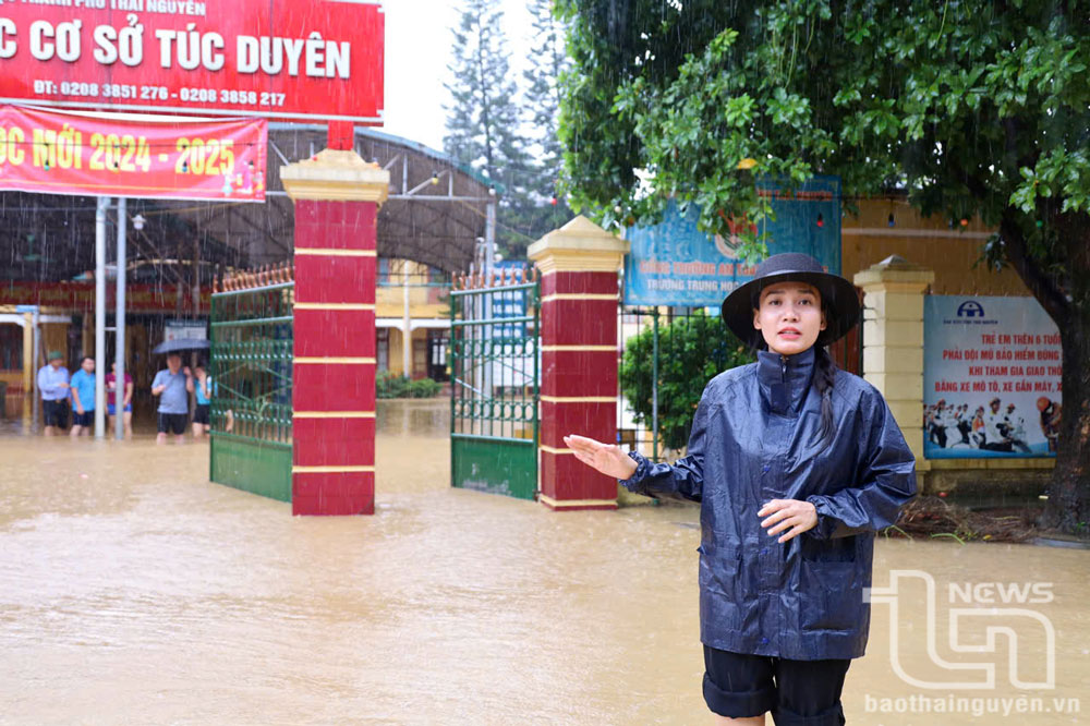 Mỗi phóng viên đều sẵn sàng nhận và hoàn thành nhiệm vụ được phân công. Trong ảnh: Phóng viên Hoài Anh tác nghiệp trung mưa lũ.