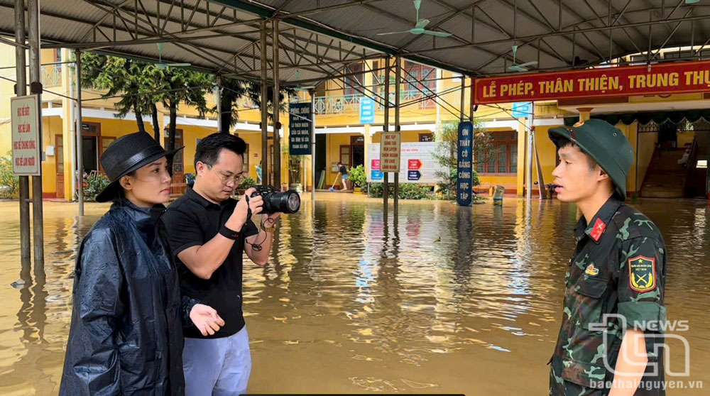 Giữa lũ dữ, sống cùng dòng tin