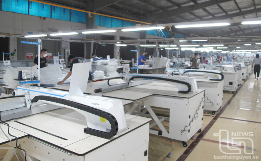 Nhiều công đoạn sản xuất được Nhà máy may Sông Công 3 sử dụng máy móc tự động hóa.