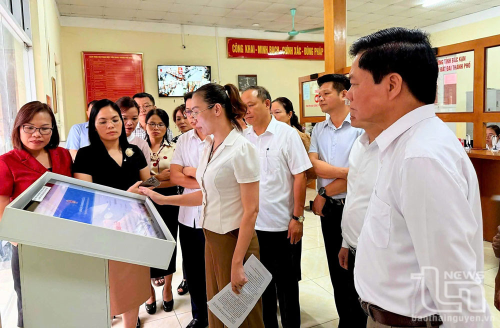Trung tâm Phục vụ hành chính công phường Bắc Kạn được trang bị đầy đủ thiết bị hiện đại sẵn sàng phục vụ người dân đến giải quyết thủ tục hành chính.