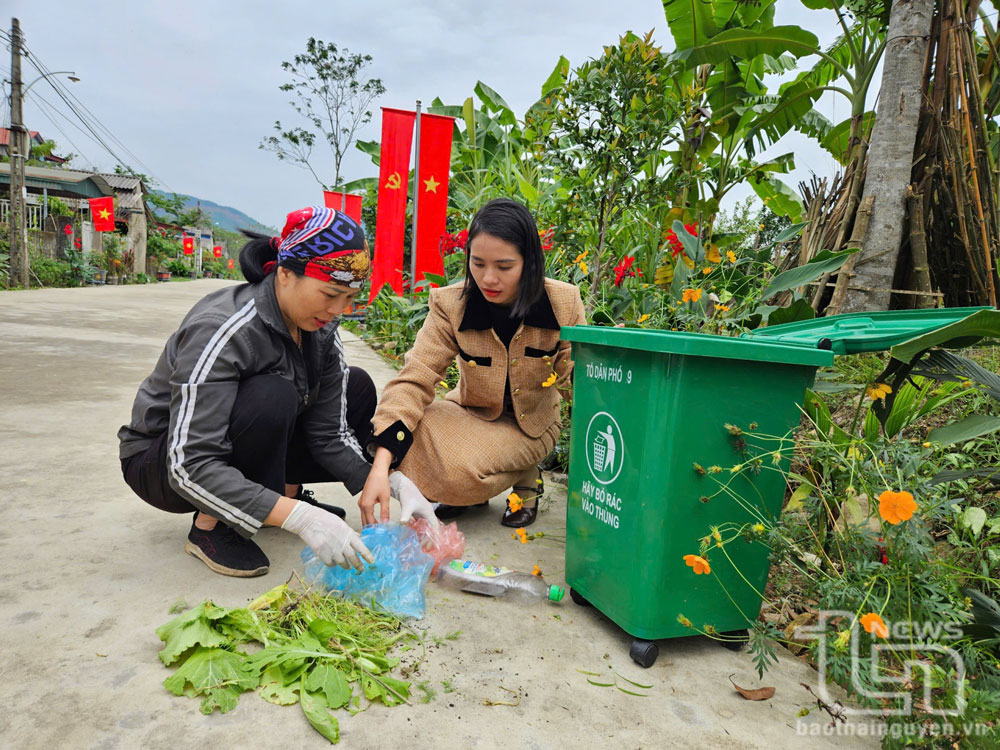 Nhân dân thị trấn Quân Chu (Đại Từ) thu gom, phân loại rác thải, giữ gìn môi trường sạch, đẹp.