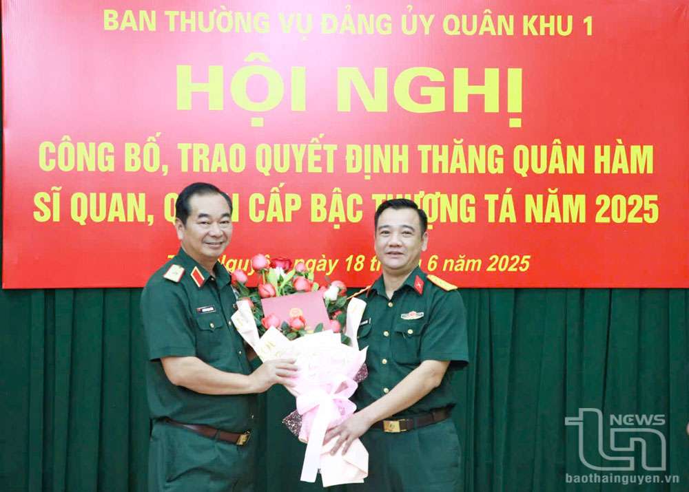 Quân khu 1: Trao quyết định thăng quân hàm thượng tá cho 59 cán bộ