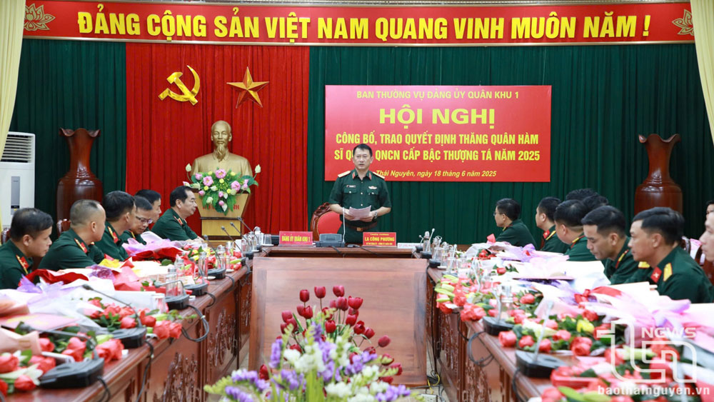 Thiếu tướng La Công Phương, Bí thư Đảng ủy, Chính ủy Quân khu 1 chủ trì Hội nghị.