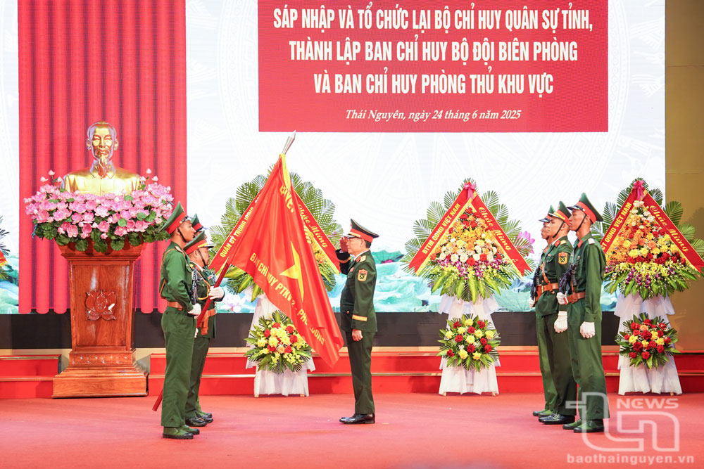 Thượng tướng Lê Huy Vịnh trao Quân kỳ Quyết thắng cho các đơn vị.