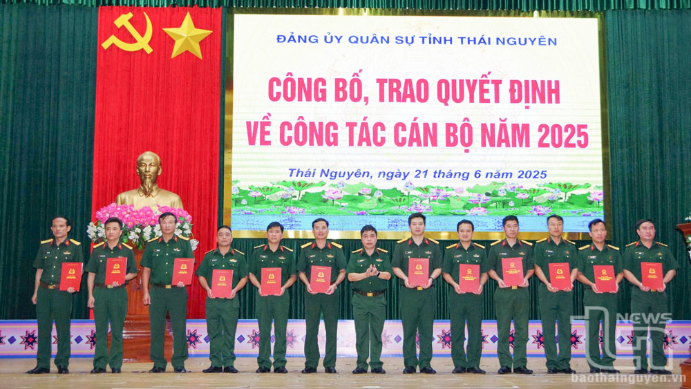 Lãnh đạo Bộ Chỉ huy Quân sự tỉnh Thái Nguyên (mới) trao quyết định cho các cán bộ.