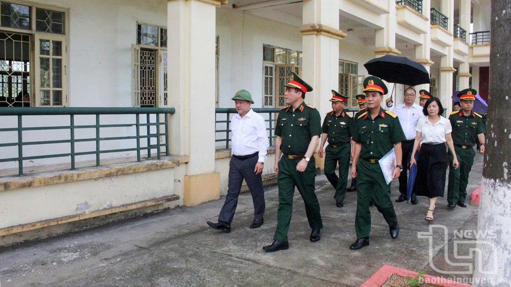Đoàn công tác tiến hành kiểm tra cơ sở vật chất, khuôn viên, môi trường học tập tại Trung tâm Giáo dục Quốc phòng và An ninh - Đại học Thái Nguyên.