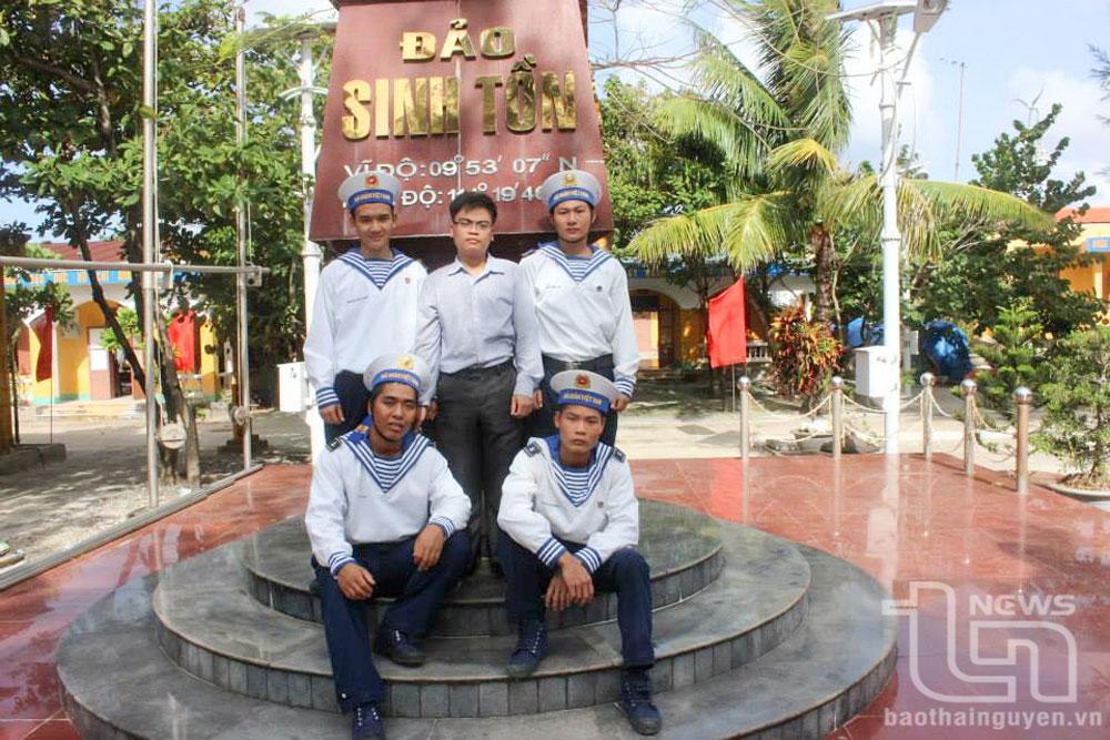 Nhà báo Quốc Tuân bên những người lính đảo Sinh Tồn năm 2015.