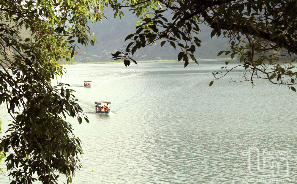 Du khách tham quan hồ Ba Bể.