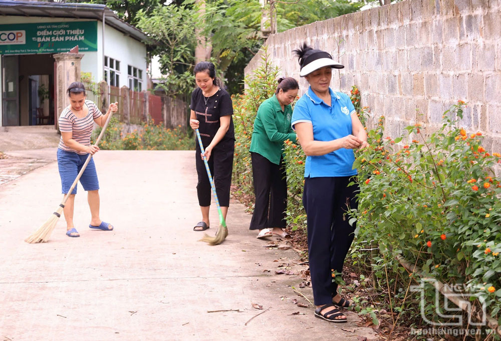 Các hội viên phụ nữ xã Quyết Thắng (TP. Thái Nguyên) chăm sóc đường hoa, xây dựng môi trường sống sạch, đẹp.