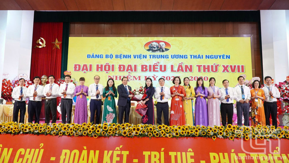 Đại diện lãnh đạo Đảng ủy UBND tỉnh tặng hoa chúc mừng Ban Chấp hành Đảng bộ Bệnh viện khóa XVII, nhiệm kỳ 2025-2030.