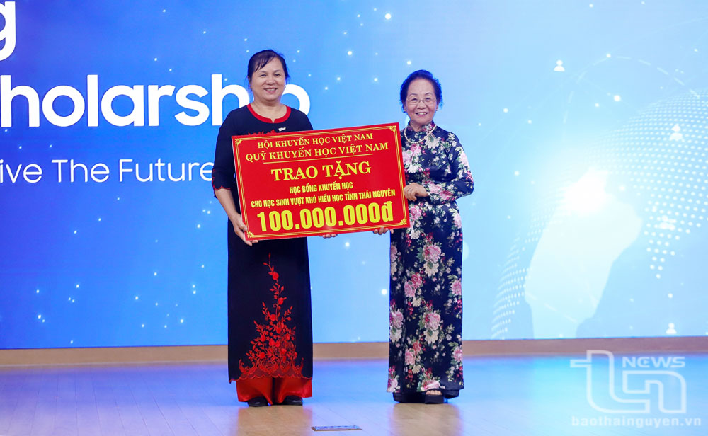 PGS, TS. Nguyễn Thị Doan trao học bổng khuyến học cho học sinh Thái Nguyên vượt khó.