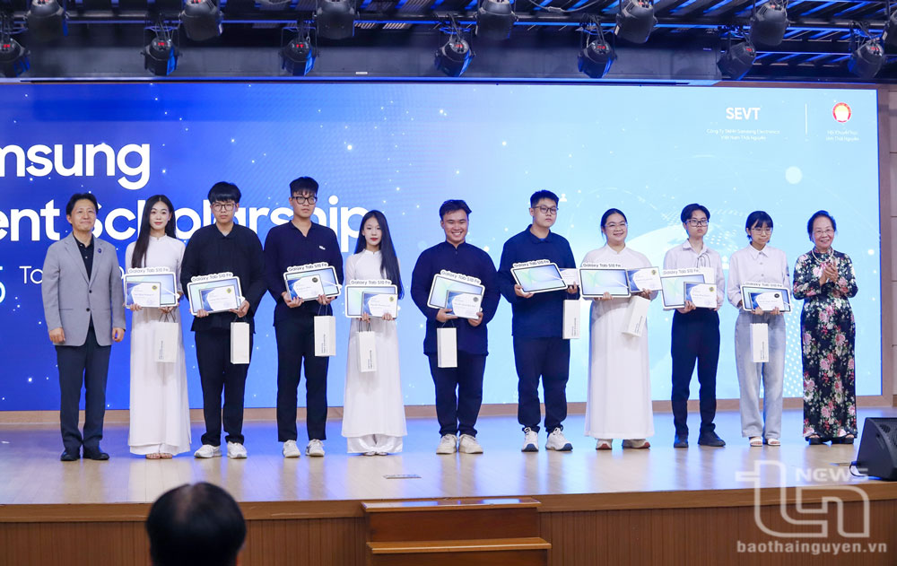 PGS, TS. Nguyễn Thị Doan và đại diện Công ty SEVT trao học bổng và quà cho học sinh đạt giải quốc gia.
