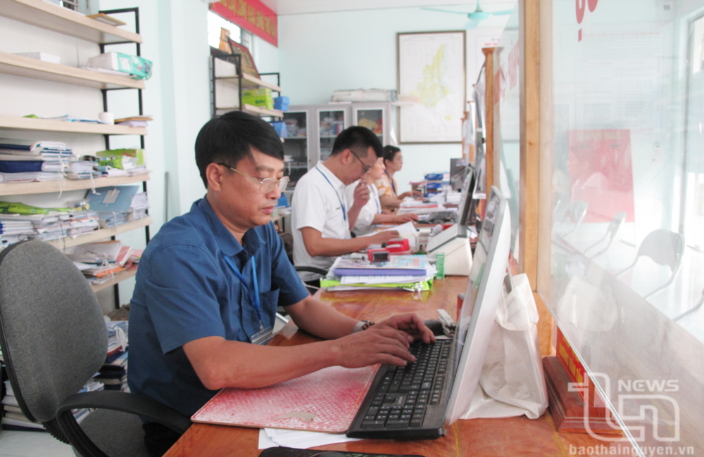 Công chức Dương Văn Tấn, phụ trách lĩnh vực tư pháp - hộ tịch xã Úc Kỳ (Phú Bình), xin nghỉ khi sắp xếp đơn vị hành chính cấp xã.