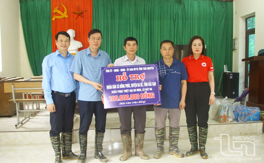 Đoàn công tác tỉnh Thái Nguyên thăm, động viên và trao hỗ trợ người dân bị thiệt hại do mưa lũ tại huyện Ba Bể (Bắc Kạn).