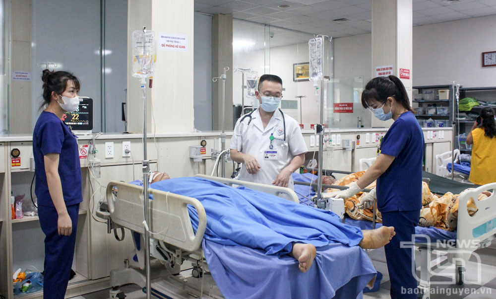 Bác sĩ Khoa Cấp cứu, Bệnh viện Trung ương Thái Nguyên, chăm sóc bệnh nhân trong những ngày nhiệt độ tăng cao.