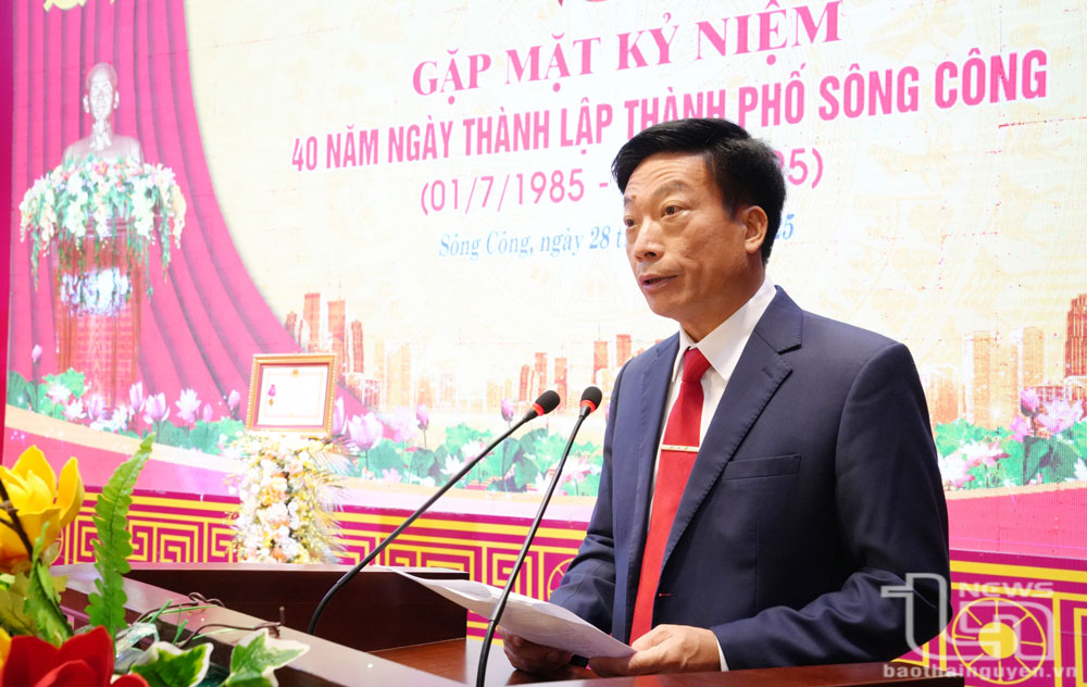 Lãnh đạo TP. Sông Công phát biểu tại buổi gặp mặt, kỷ niệm 40 năm Ngày thành lập thành phố Sông Công.