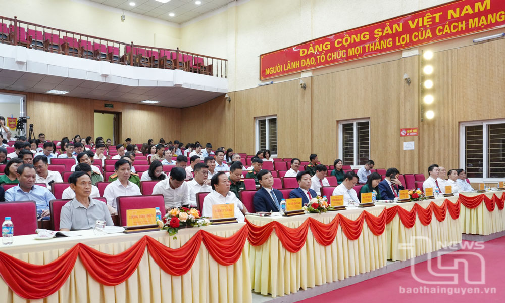 Các đại biểu tham dự buổi gặp mặt, kỷ niệm 40 năm Ngày thành lập thành phố Sông Công.